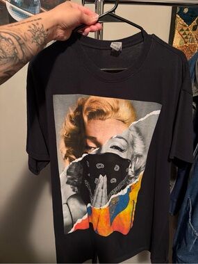 Gildan Black Short Sleeve Tee with Marilyn Graphic and Multicolor Print